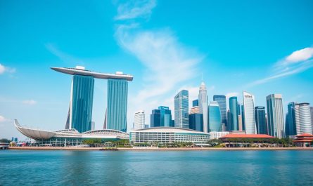 Skyline von Singapur mit dem Marina Bay Sands Hotel und dem Geschäftsviertel, symbolisiert die Singapore PTE LTD als Tor nach Asien