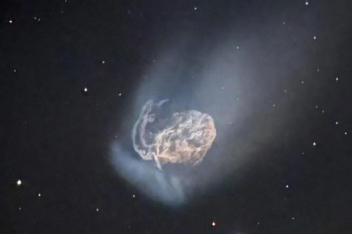 Zwischen den Sternen: Die interstellare Kometin 3I/ATLAS als metallisches Fossil einer fremden Welt