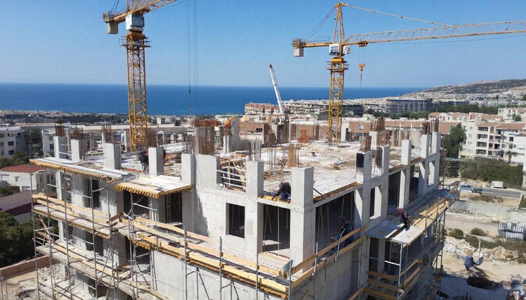 Bau eines Gebäudes am Meer