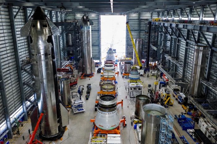 SpaceX plant mit der neuen „Gigabay“-Halle in Starbase eine gewaltige Produktionsoffensive für Starship-Raketen und errichtet dafür eines der größten Gebäude der Welt.