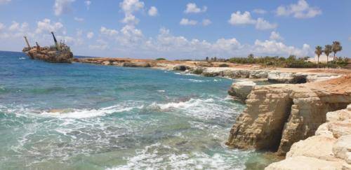 Weitblick auf Schiff in Sea Caves