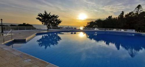 Ein Sonnenuntergang am Pool bei Ikaria Village.