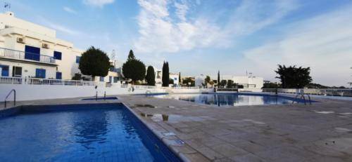 Infinity Pool bei Ikaria Village in Chloraca